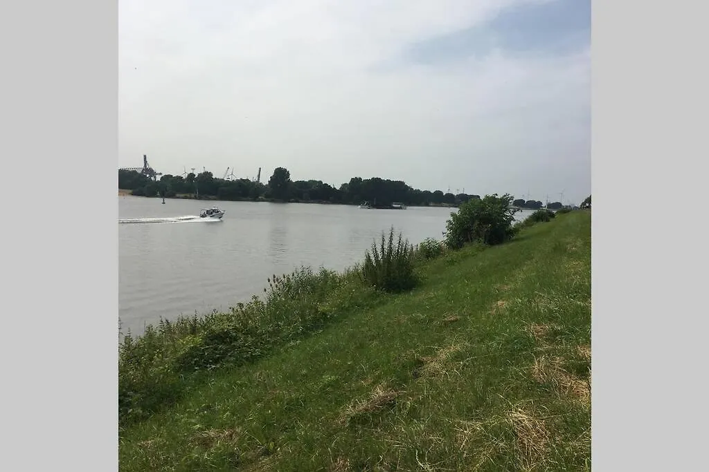 Neubau, Blick Auf Die Weser Moderne Einrichtung. Bremen